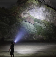 Rox 0212 Şarjlı Led El Feneri 2000 Lümen